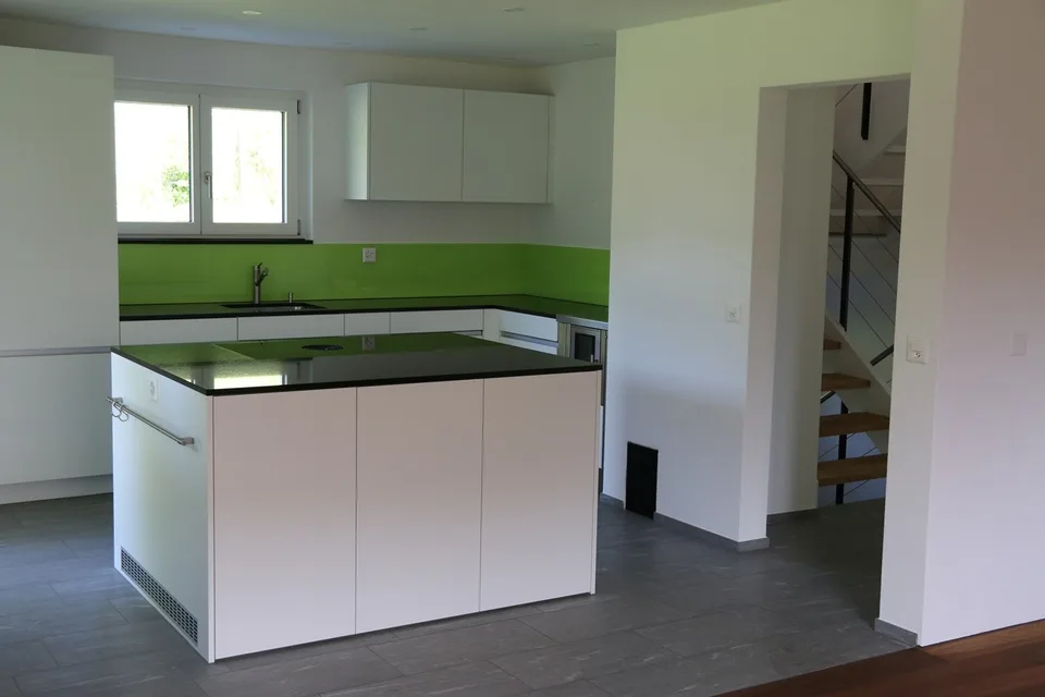 Grosses Wohnhaus an schöner Lage