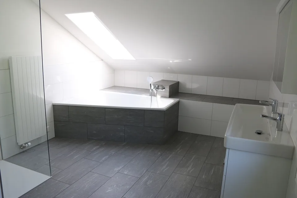 Grosses Wohnhaus an schöner Lage