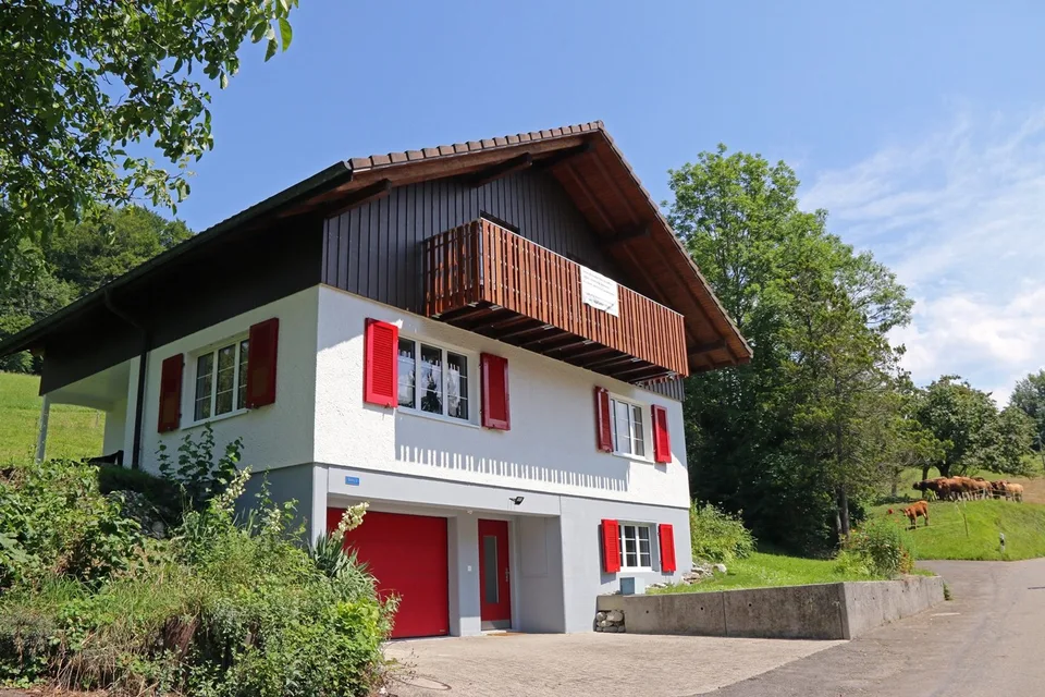 Grosses Wohnhaus an schöner Lage