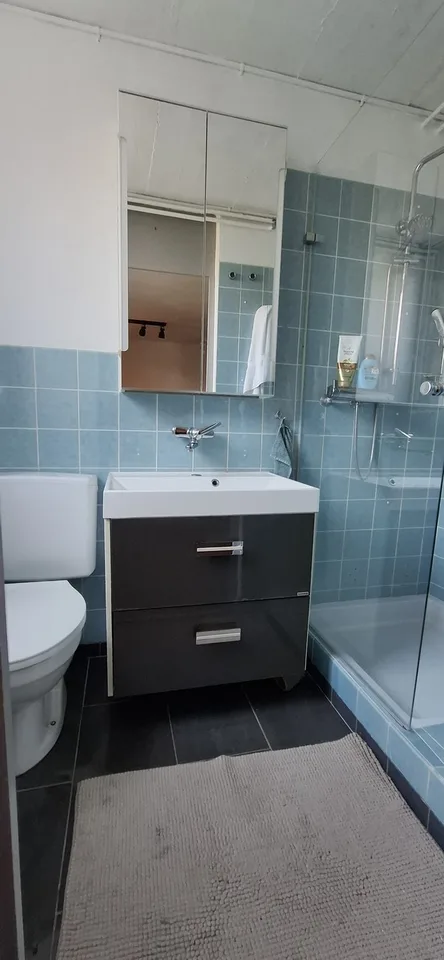 2 Zimmer und Badezimmer in Einfamilienhaus