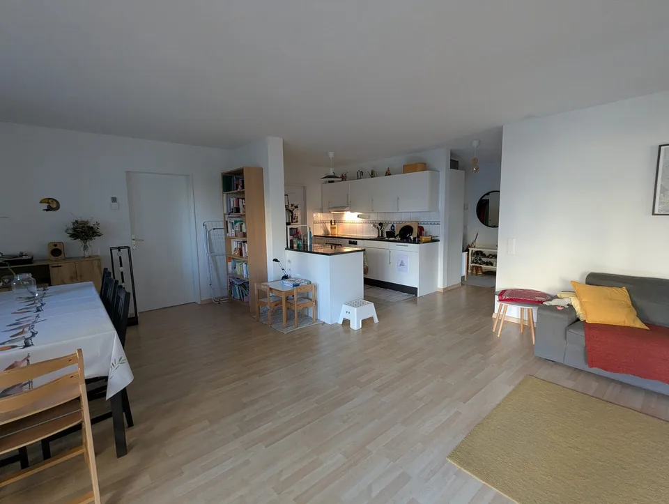 Bright 3.5-Room Apartment with Beautiful Winter Garden in Zürich Seebach