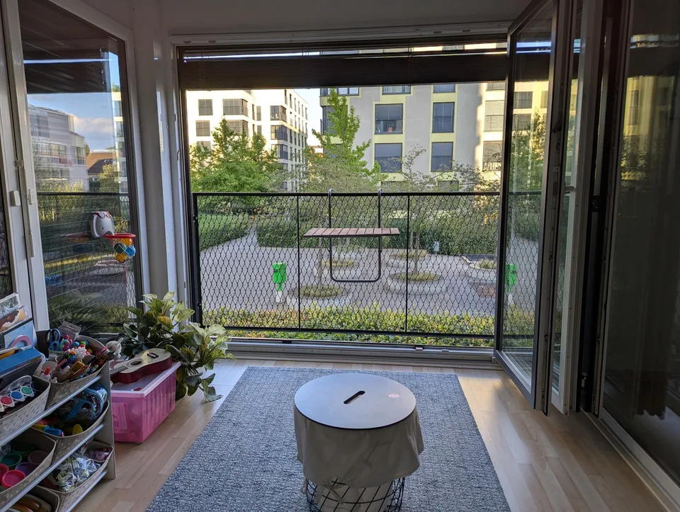 Bright 3.5-Room Apartment with Beautiful Winter Garden in Zürich Seebach