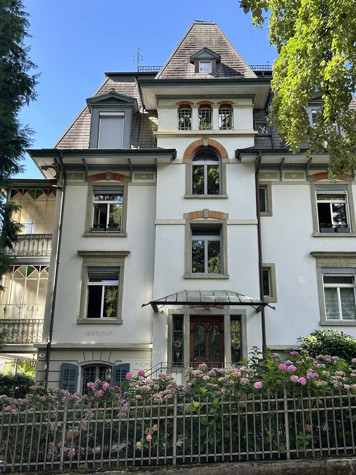 Stilvolle 2,5-Zimmer Dachwohnung mit exklusiver Panorama-Dachterrasse