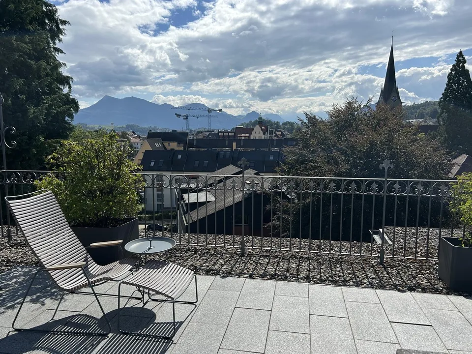 Stilvolle 2,5-Zimmer Dachwohnung mit exklusiver Panorama-Dachterrasse