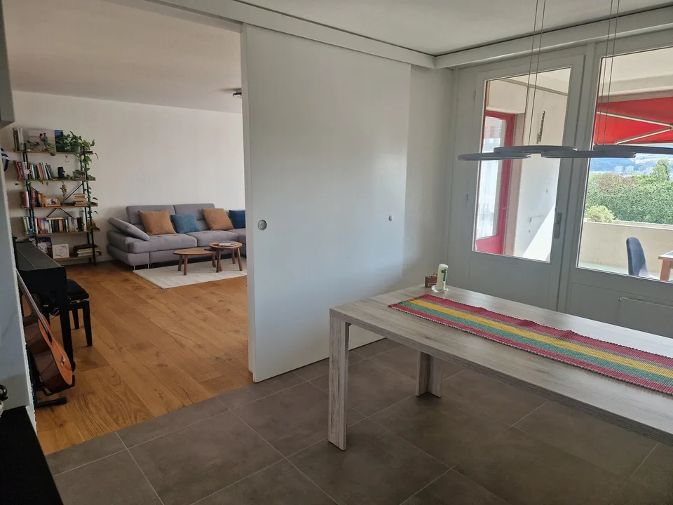 Grosszügige, helle und moderne 4.5 Zimmer Wohnung zu vermieten