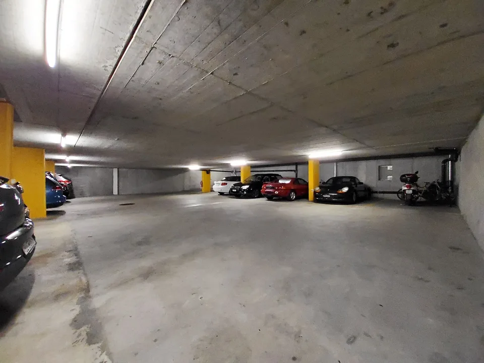 Kleiner Autoeinstellhallenplatz in Birsfelden