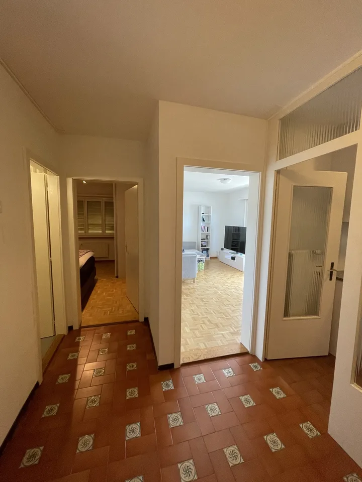Helle 2.5 Zimmer Wohnung mit grossem Balkon und schöner Aussicht.
