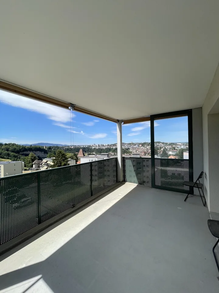Helle 2.5 Zimmer Wohnung mit grossem Balkon und schöner Aussicht.