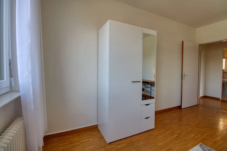 Elegant Coliving with Stunning Lake and Mountain Views