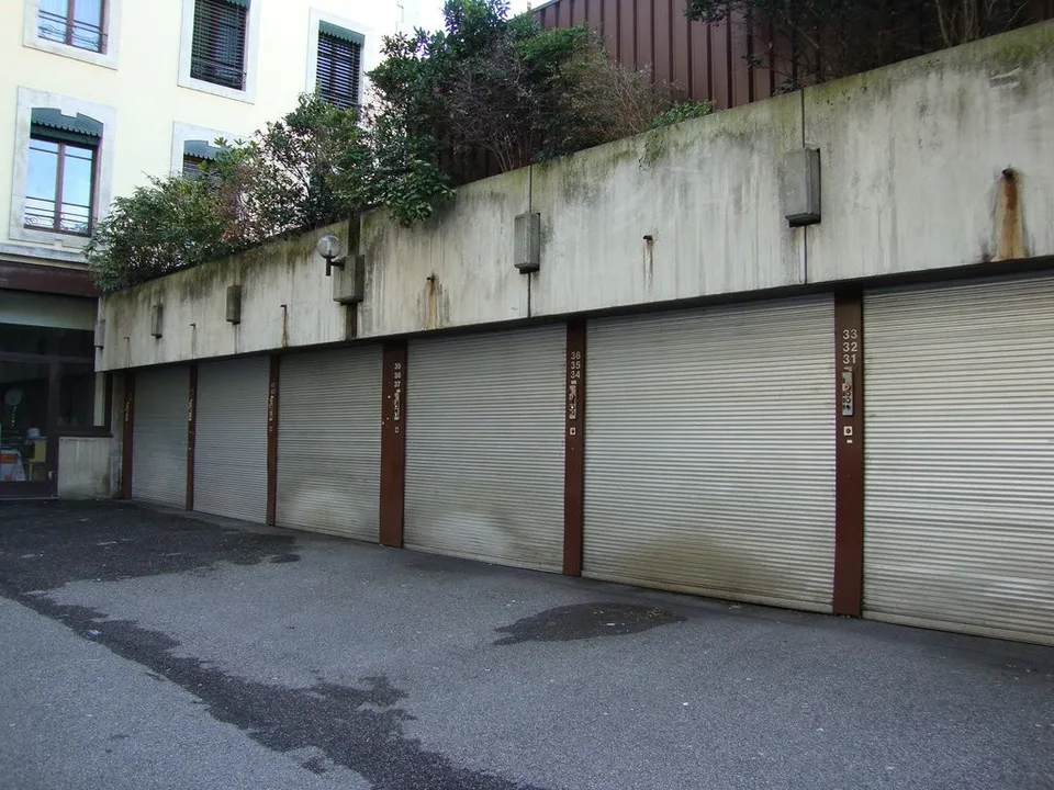 Place de parc intérieure - Idéalement située