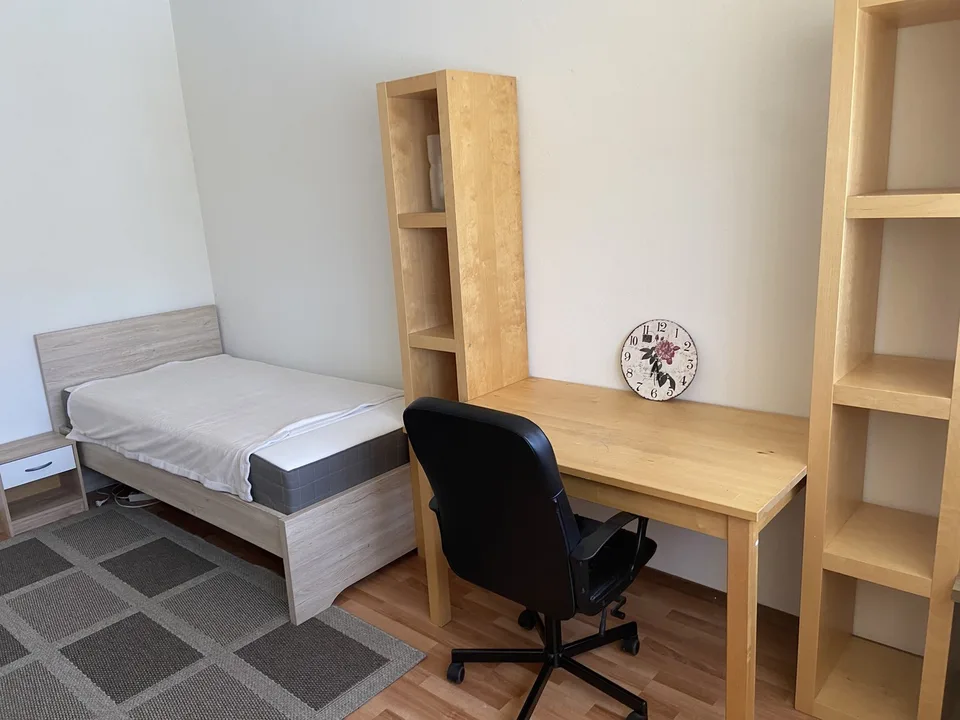 Chambre à louer pour jeune femme uniquement / Room for rent for young women only