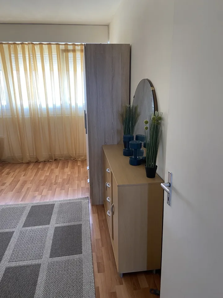 Chambre à louer pour jeune femme uniquement / Room for rent for young women only