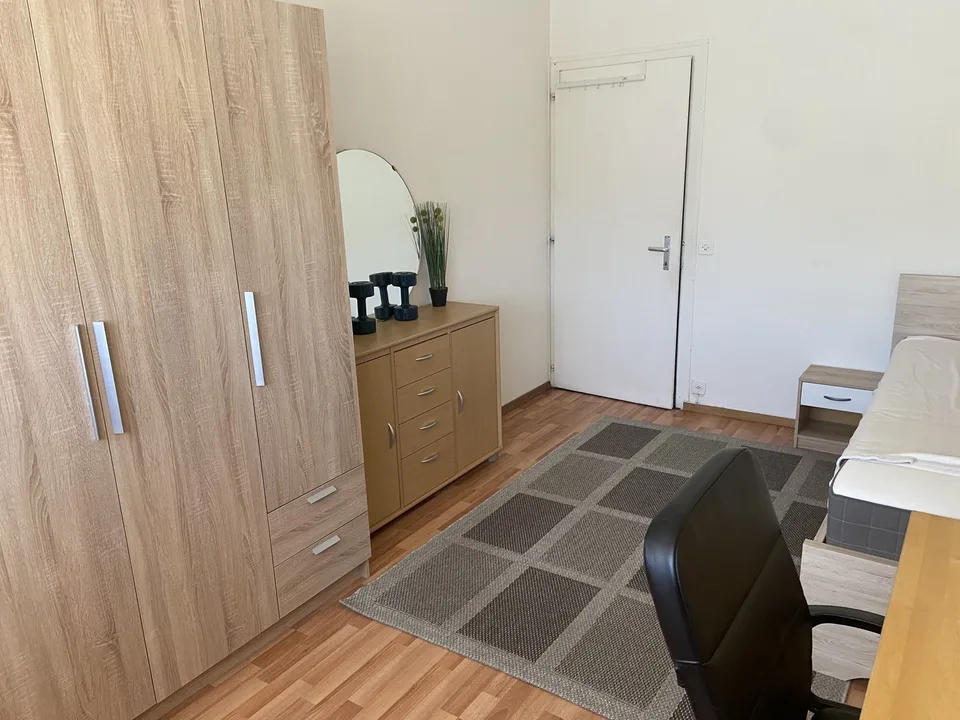 Chambre à louer pour jeune femme uniquement / Room for rent for young women only