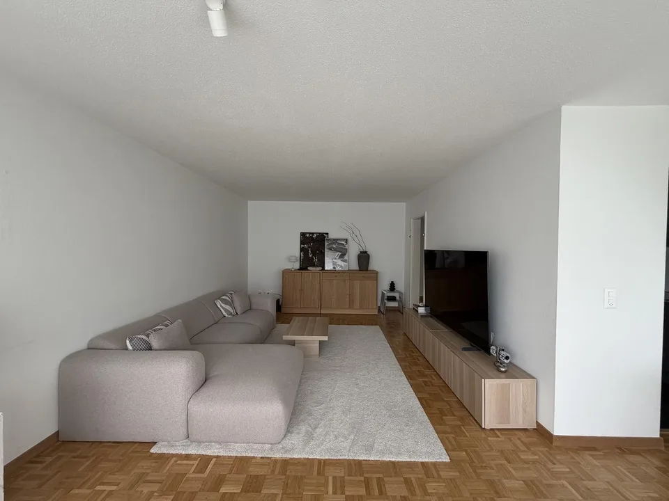 Helle und gemütliche 3.5-Zimmer-Wohnung mit Balkon und Parkplatz in 8804 Au ZH