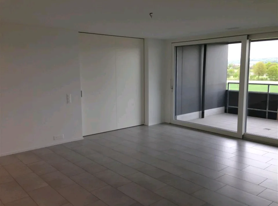 Helle 4.5-Zimmer-Wohnung mit Balkon und schöner Aussicht in Oberglatt ZH