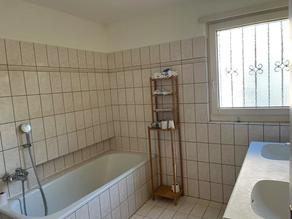 Large Room with Private Bathroom & Balcony in Modern Opfikon Apartment