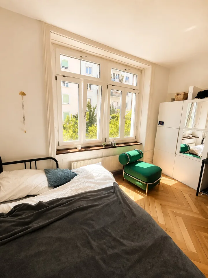 Helles WG-Zimmer beim Lochergut, moebliert, ab 1.9. fuer 3-4 Monate