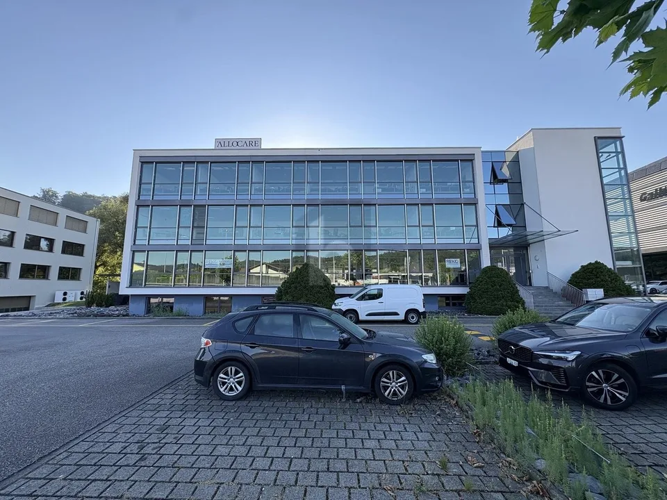 REPRÄSENTATIV MIT GLASFRONT