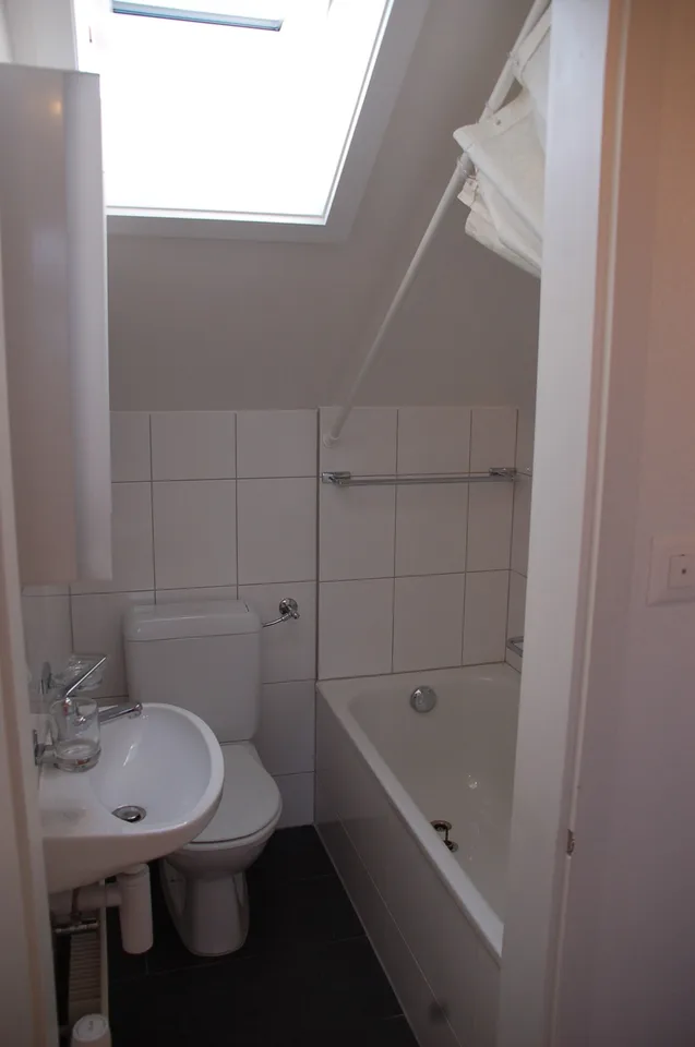 Helle, gepflegte 1 1/2 - Zimmer-Dachwohnung