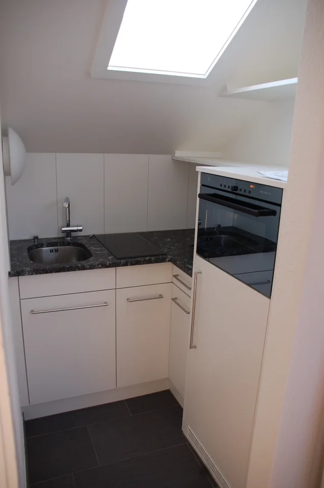 Helle, gepflegte 1 1/2 - Zimmer-Dachwohnung
