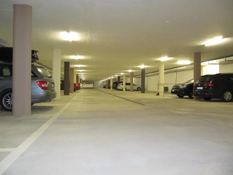 Tiefgaragenplatz zu vermieten - Perfekt erschlossene Lage