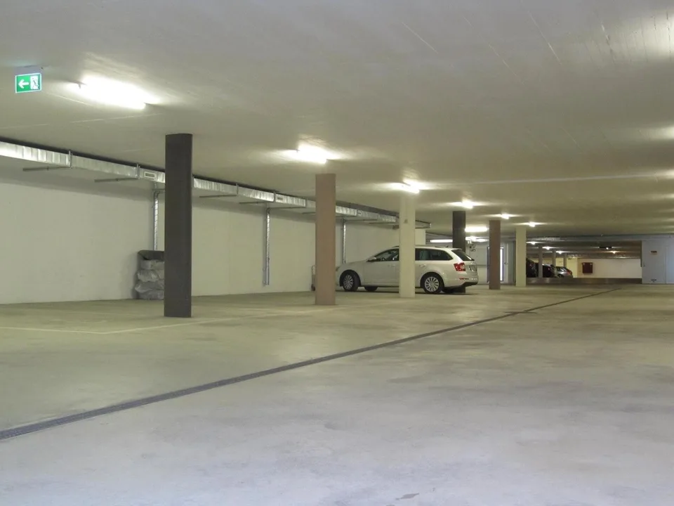 Tiefgaragenplatz zu vermieten - Perfekt erschlossene Lage