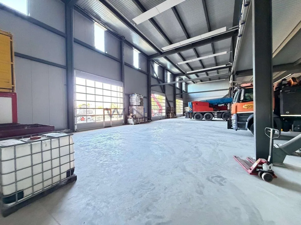 Flexible Industriehalle mit moderner Mezzanine
