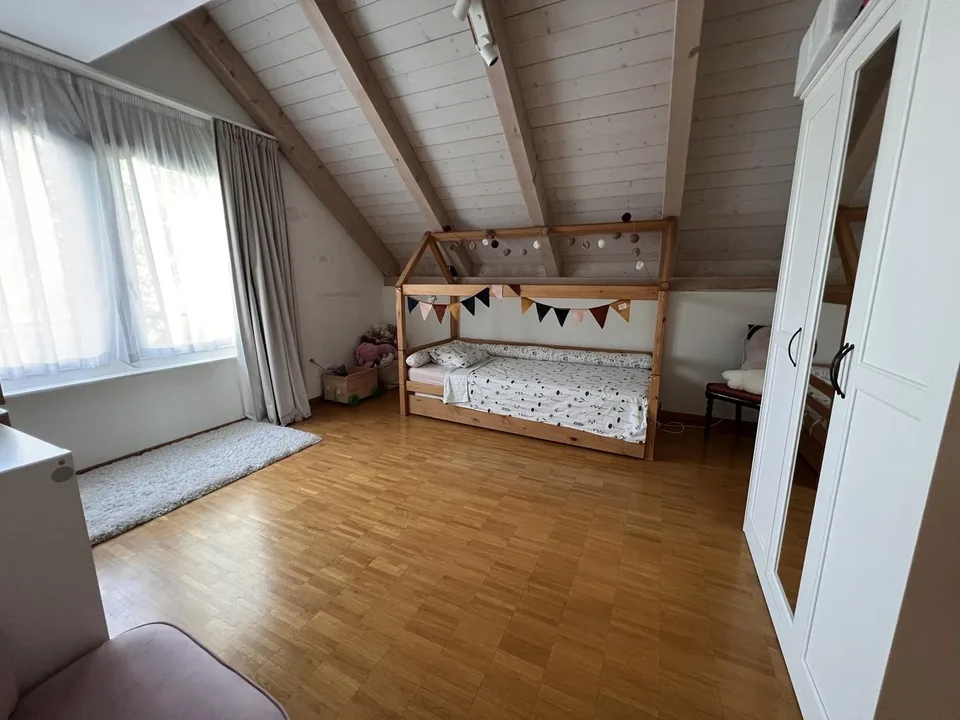 Helle und geräumige 5.5-Zimmer-Duplex Wohnung in Watt, nahe der Natur und nur 15 Min vom ZH HB entfernt.