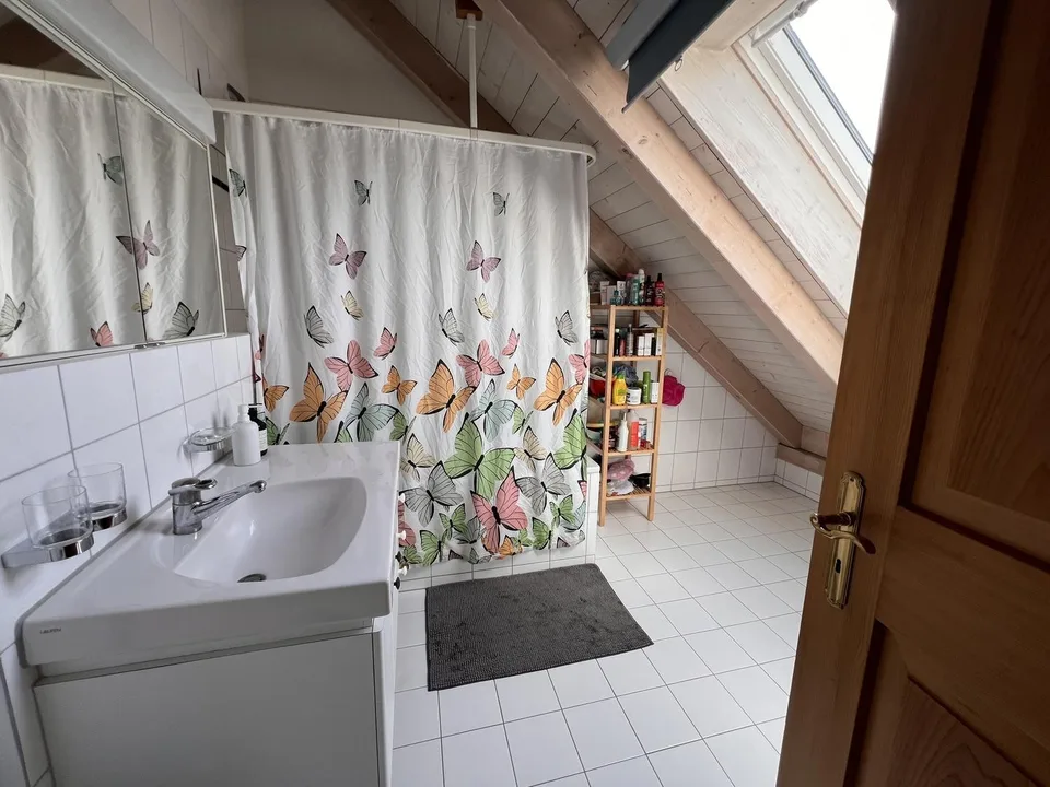 Helle und geräumige 5.5-Zimmer-Duplex Wohnung in Watt, nahe der Natur und nur 15 Min vom ZH HB entfernt.