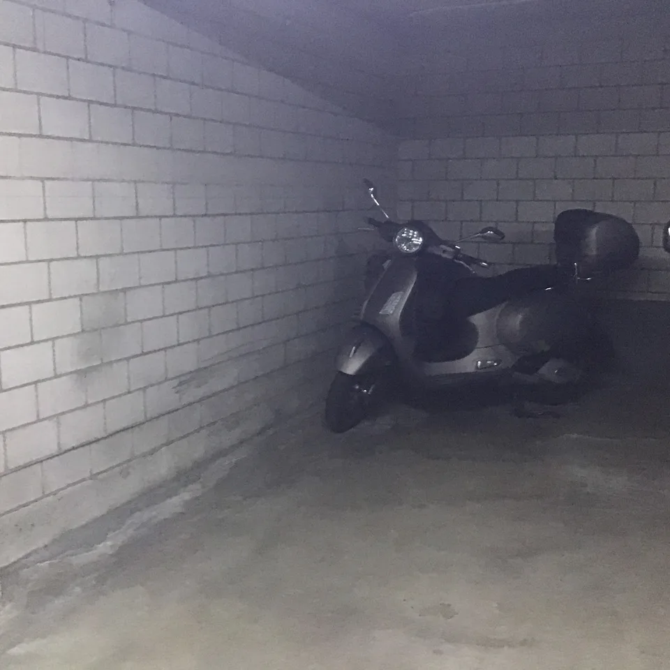 Hallenplatz für Motorrad
