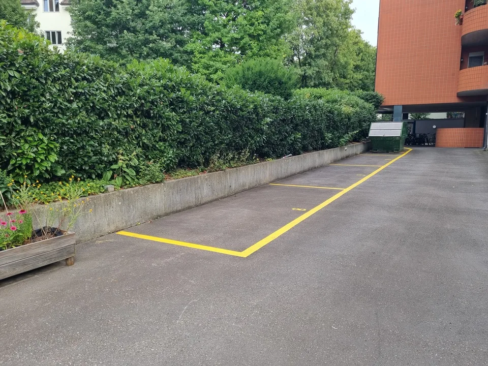 Aussenparkplatz 8037