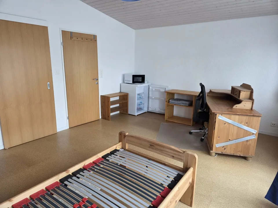 1 möbliertes Zimmer mit eigener Nasszelle (Du/WC) und grossem Balkon
