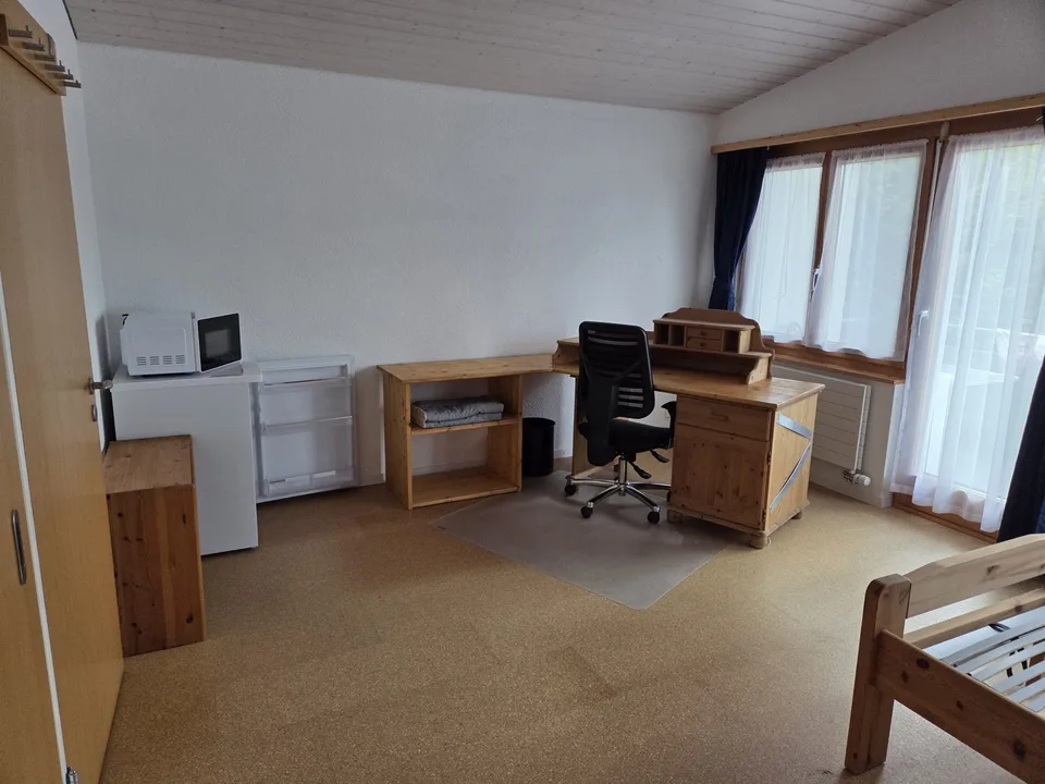 1 möbliertes Zimmer mit eigener Nasszelle (Du/WC) und grossem Balkon