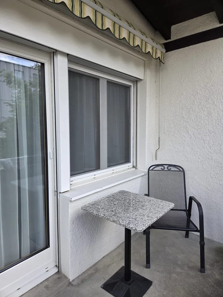 1 möbliertes Zimmer mit eigener Nasszelle (Du/WC) und grossem Balkon