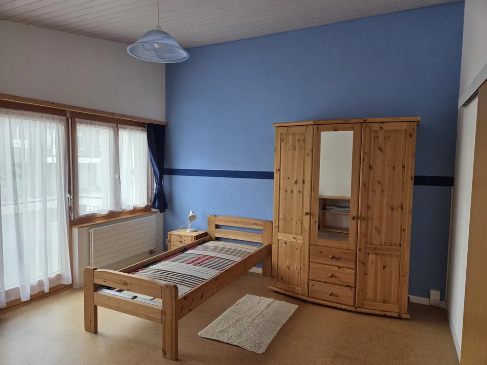 1 möbliertes Zimmer mit eigener Nasszelle (Du/WC) und grossem Balkon