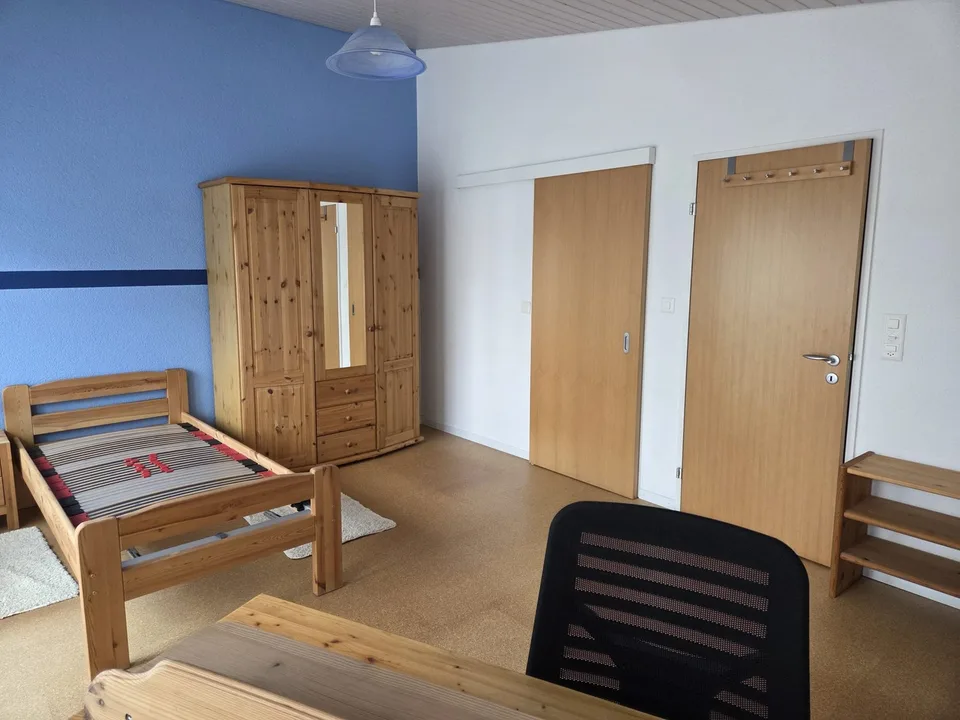 1 möbliertes Zimmer mit eigener Nasszelle (Du/WC) und grossem Balkon