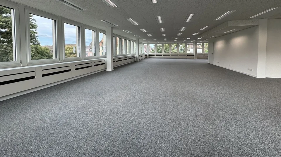 Inspirierendes Büro mit Sicht ins Grüne