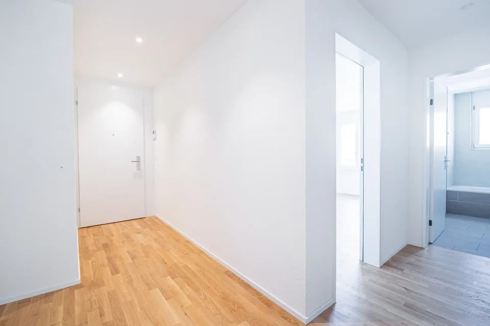 Stilvoll wohnen im Neubau – Helle 2.5-Zimmer-Dachwohnung mit grosszügiger Terrasse
