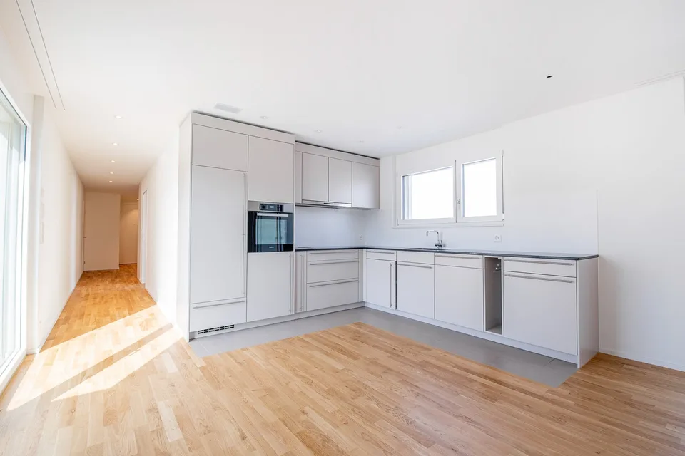 Stilvoll wohnen im Neubau – Helle 2.5-Zimmer-Dachwohnung mit grosszügiger Terrasse