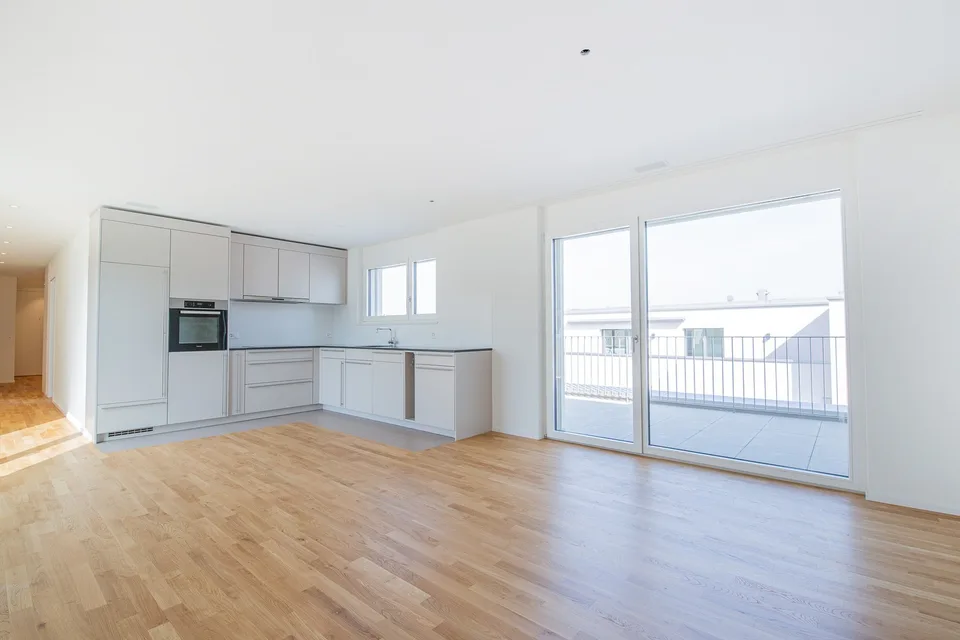 Stilvoll wohnen im Neubau – Helle 2.5-Zimmer-Dachwohnung mit grosszügiger Terrasse