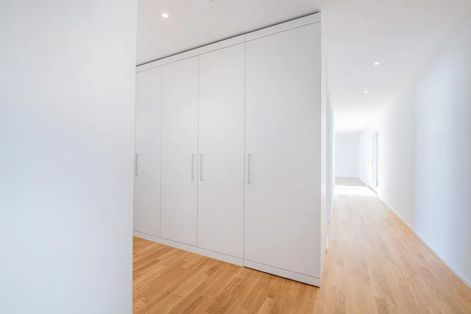 Stilvoll wohnen im Neubau – Helle 2.5-Zimmer-Dachwohnung mit grosszügiger Terrasse