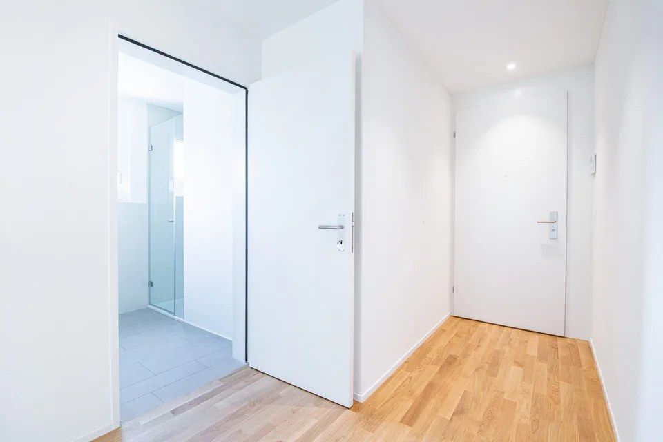 Stilvoll wohnen im Neubau – Helle 2.5-Zimmer-Dachwohnung mit grosszügiger Terrasse