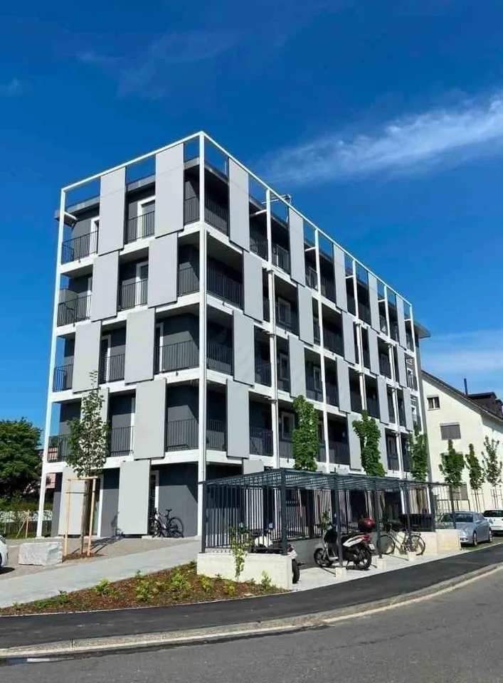 01.09- 30.09.2026: Neue moderne 2.5 Zimmer, 50 m², 1. OG mit Balkon befristet möbeliert Sommer
