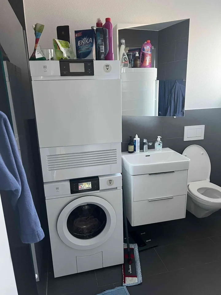 01.09- 30.09.2026: Neue moderne 2.5 Zimmer, 50 m², 1. OG mit Balkon befristet möbeliert Sommer
