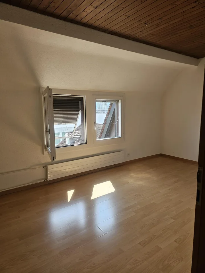 Befristet für 1 Jahr, Schöne 4-Zimmerwohnung Nähe Limmat per 15.08.2026
