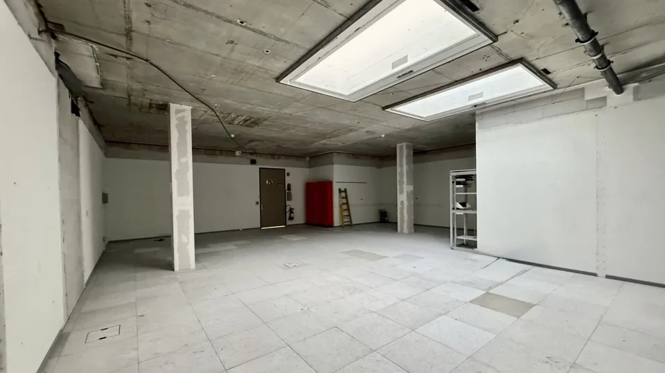 EG-Mietfläche mit Oblicht und anmietbare Lager