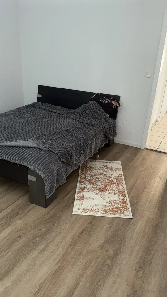 Grosse Schlafzimmer in 3.5 Zimmer Wohnung / wg mit 1 Pers