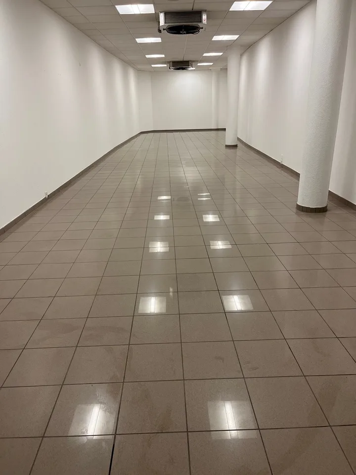 SURFACE DE STOCKAGE NON CHAUFFÉE DE PLAIN-PIED D?ENV. 78 M²