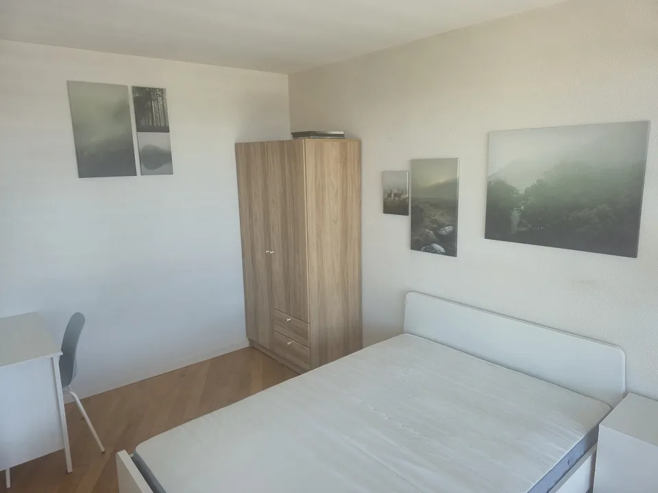 Petite chambre dans un grand appartement en colocation