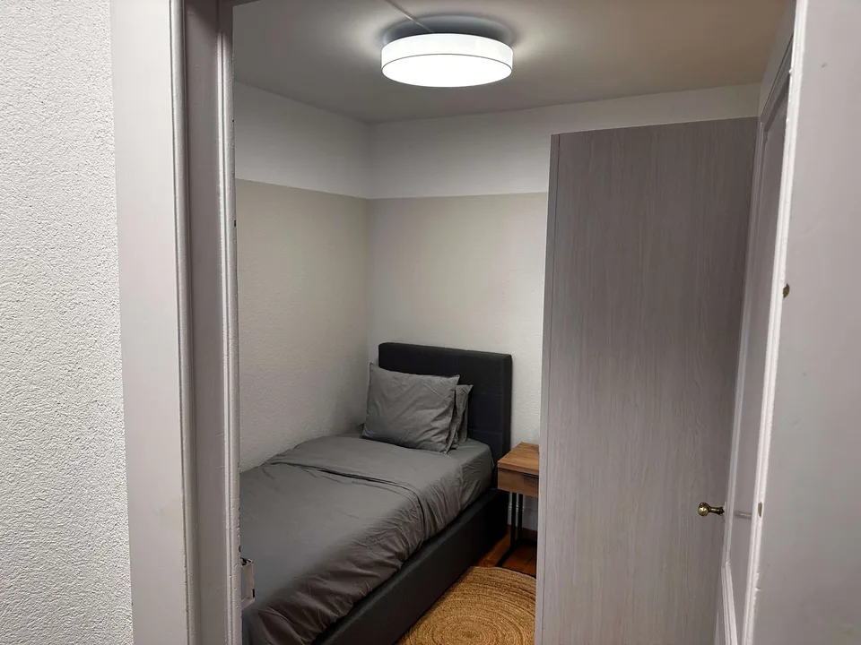 Furnished room in modernised apartment in a top location
